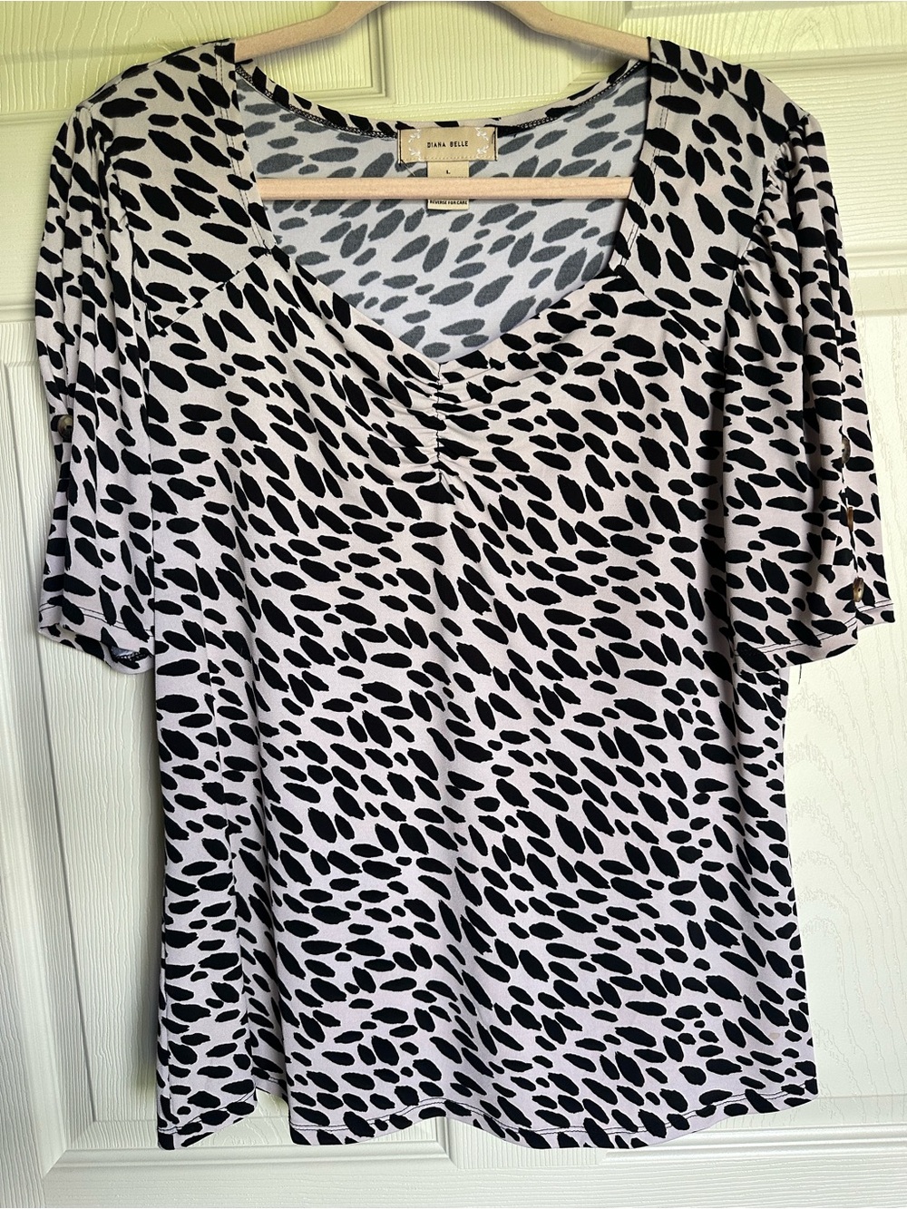 Dana Buchman Black & White V-Neck Short Sleeve Spot-Print Tee